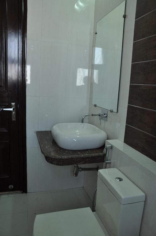 Golden Palm Suites Hotel in Delhi