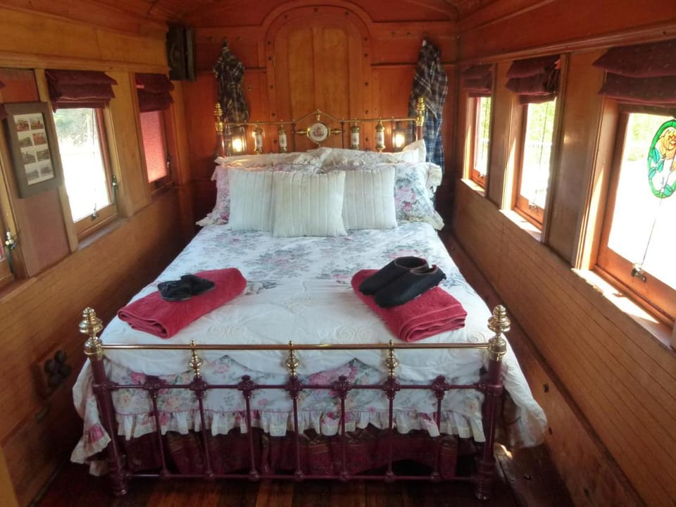 Wacky Stays - unique farm-stay glamping rentals, FREE animal feeding tours Farm Stay in Kaikōura