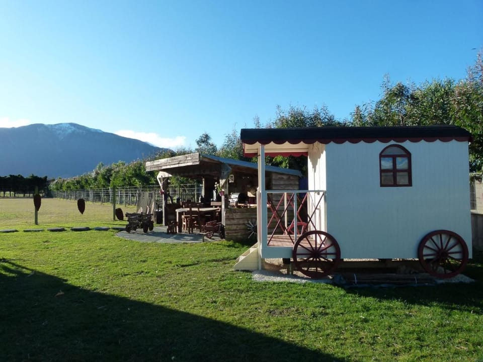 Wacky Stays - unique farm-stay glamping rentals, FREE animal feeding tours Farm Stay in Kaikōura
