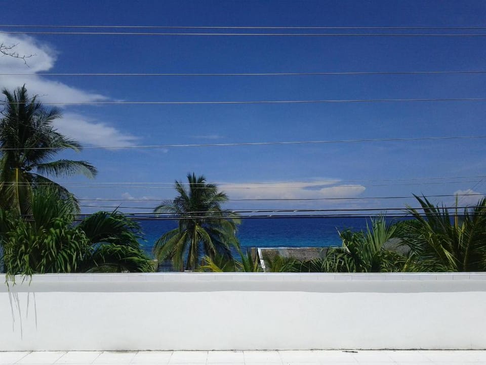 Luzmin BH - White House Hotel in Oslob