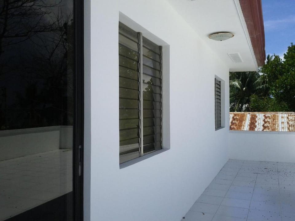 Luzmin BH - White House Hotel in Oslob