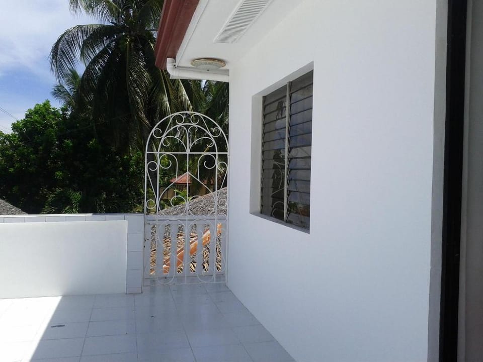 Luzmin BH - White House Hotel in Oslob