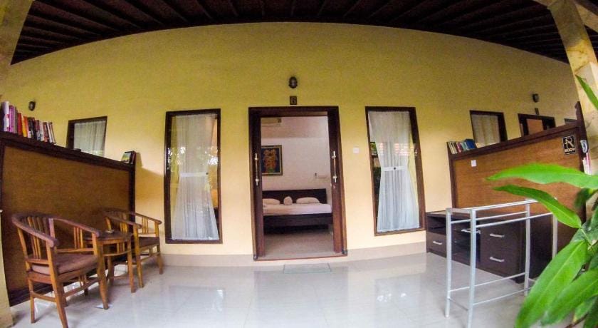 Putu Guest House I Bed and Breakfast in North Kuta