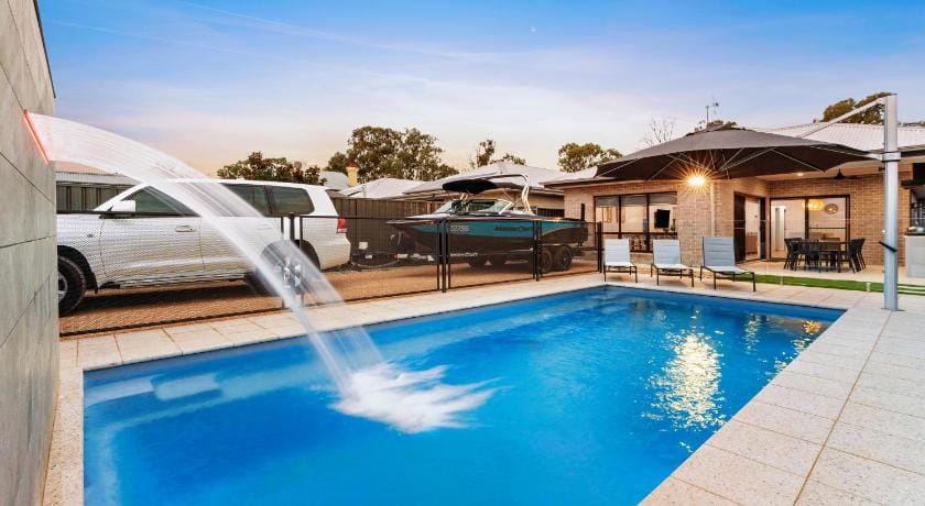 Boats and Bedzzz Houseboat Stays Docked boat in Renmark