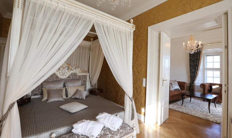 Schloß Schönbrunn Grand Suite Apartment in Vienna