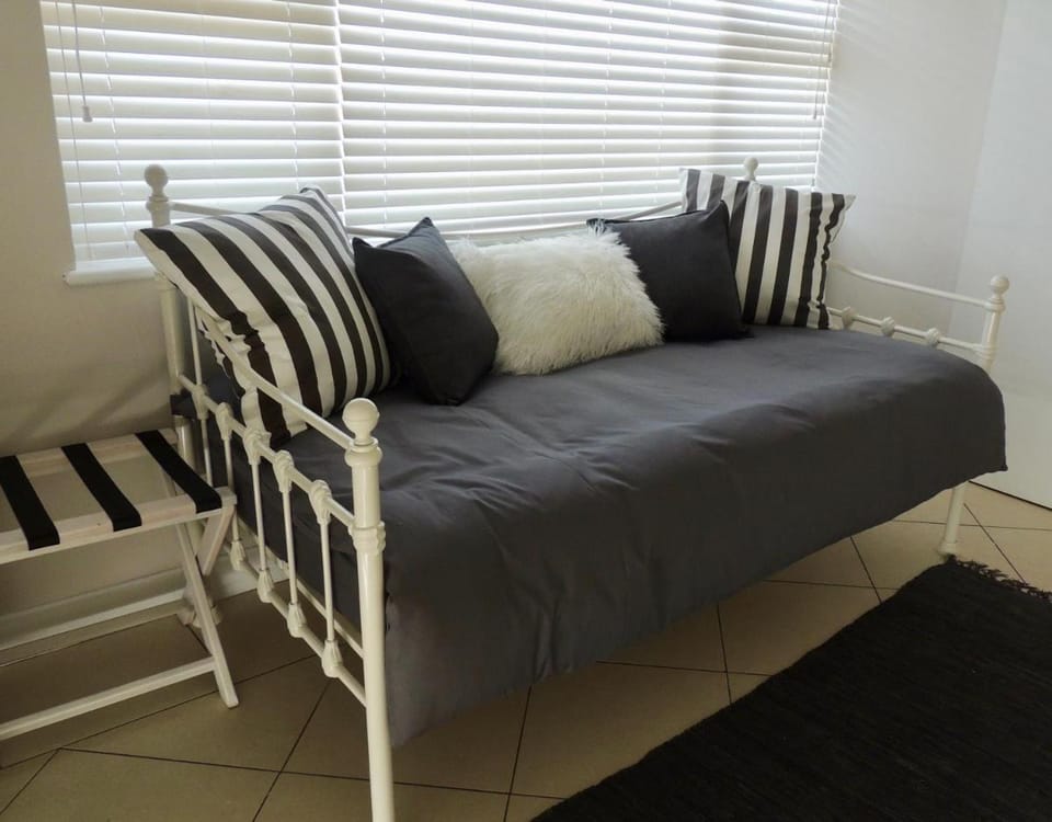 La Mer Guesthouse Port elizabeth Bed and Breakfast in Port Elizabeth