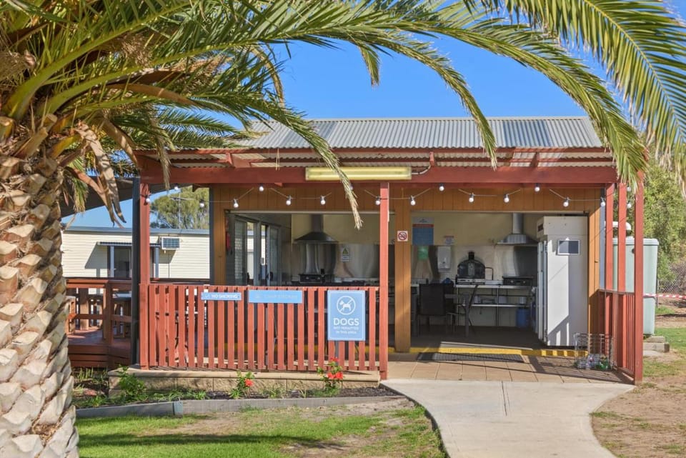 Discovery Parks  Adelaide Beachfront Hotel in Adelaide
