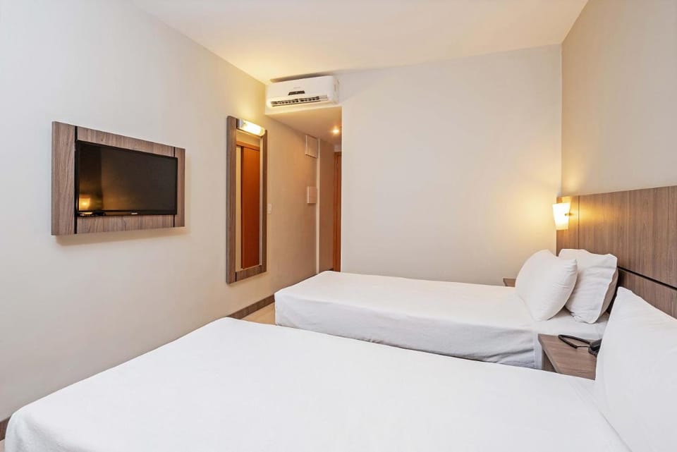 Slim Curitiba Av das Torres Hotel in Curitiba