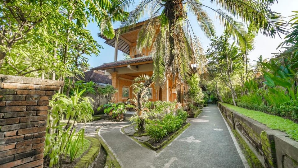 Cafe Wayan Cottages Bed and Breakfast in Batu Layar