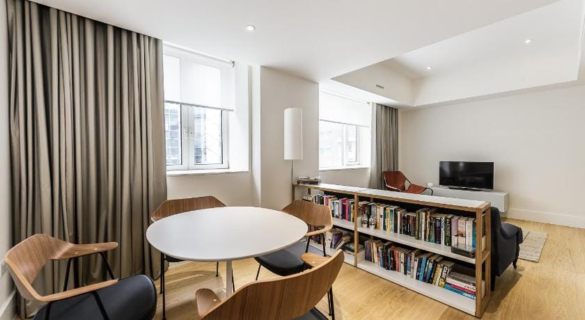 Native Tower Bridge Apartment in London