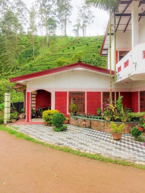 Madhusha Rest Hotel Bed and Breakfast in Central Province