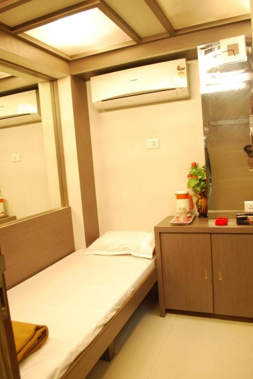 Nice Guest House Hotel in Mumbai