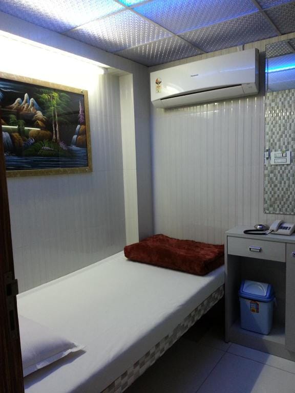 Nice Guest House Hotel in Mumbai