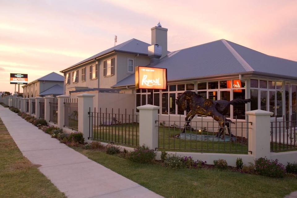 Coachmans Inn Warwick Motel in Warwick