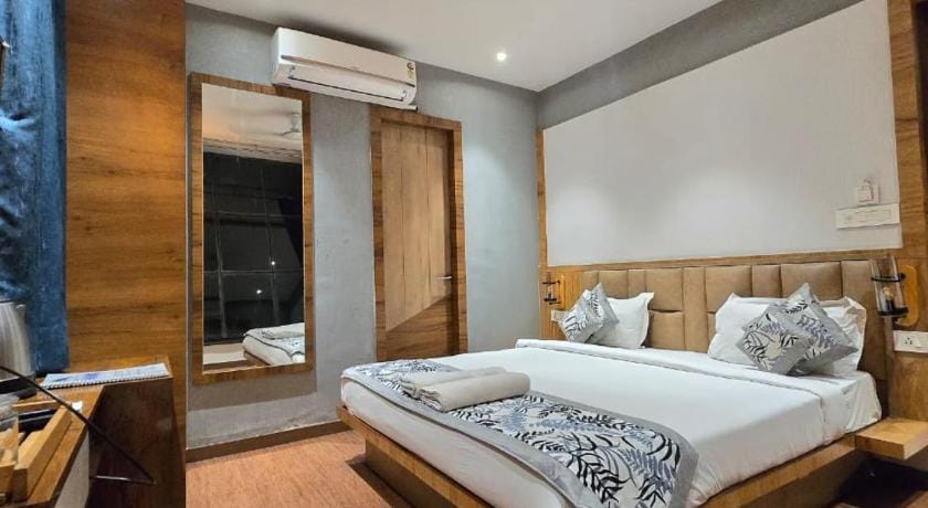 A Palace on River Rashmi Guest House Hotel in Varanasi