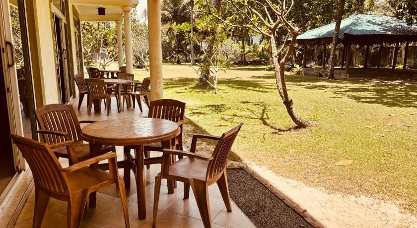 Raja Beach Hotel Bed and Breakfast in Southern Province