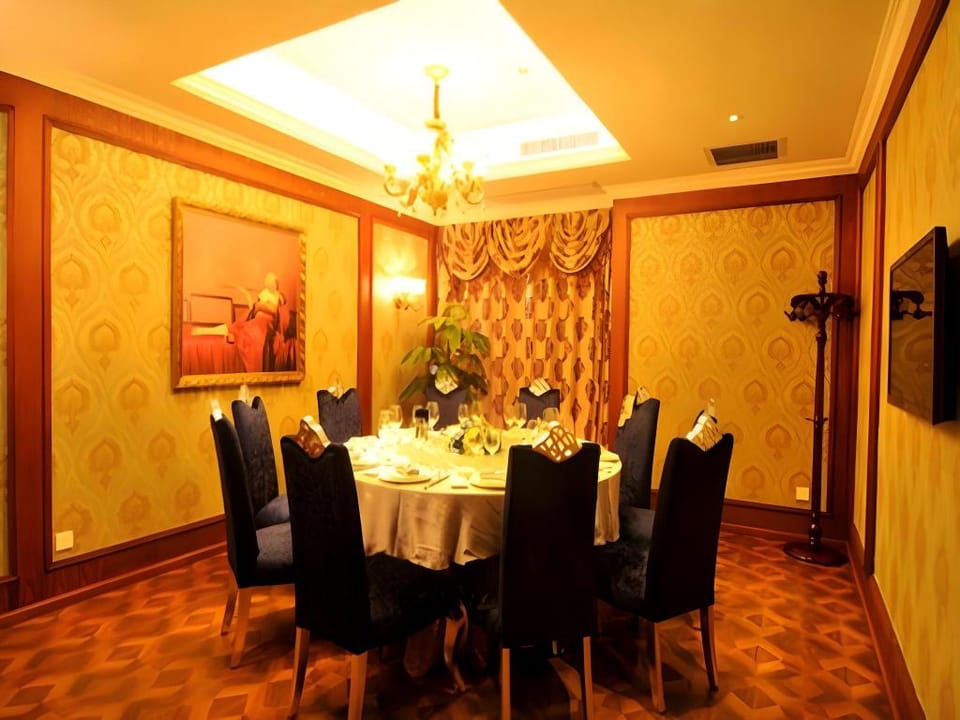 Chengdu French Theme Gold Palace Hotel in Chengdu
