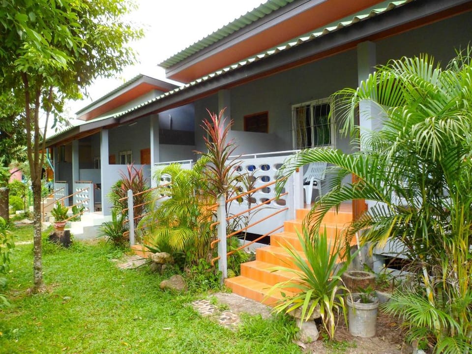 Bonus Bungalow Bed and Breakfast in Chalong