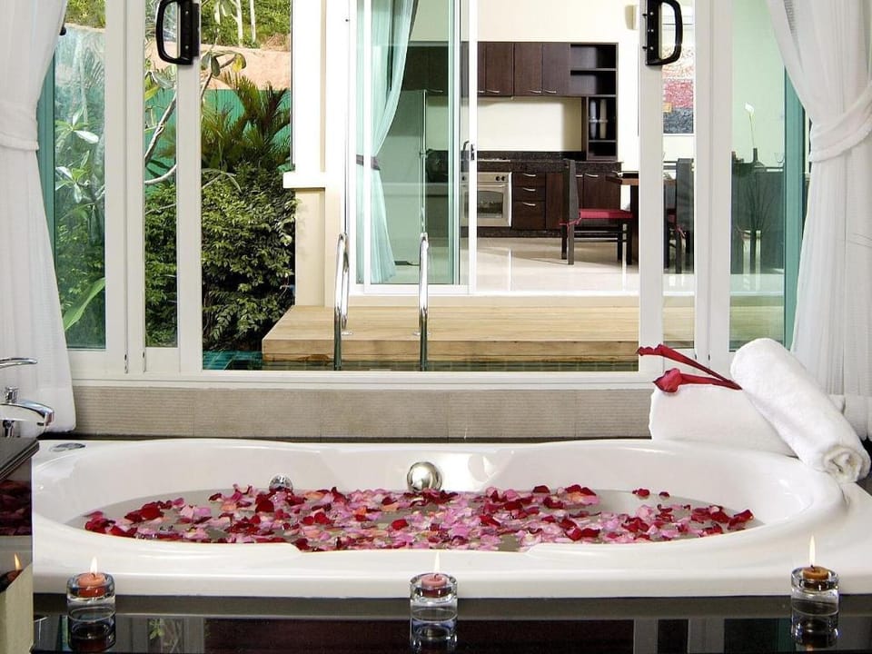 Karon Beach Walk Villa Hotel in Phuket