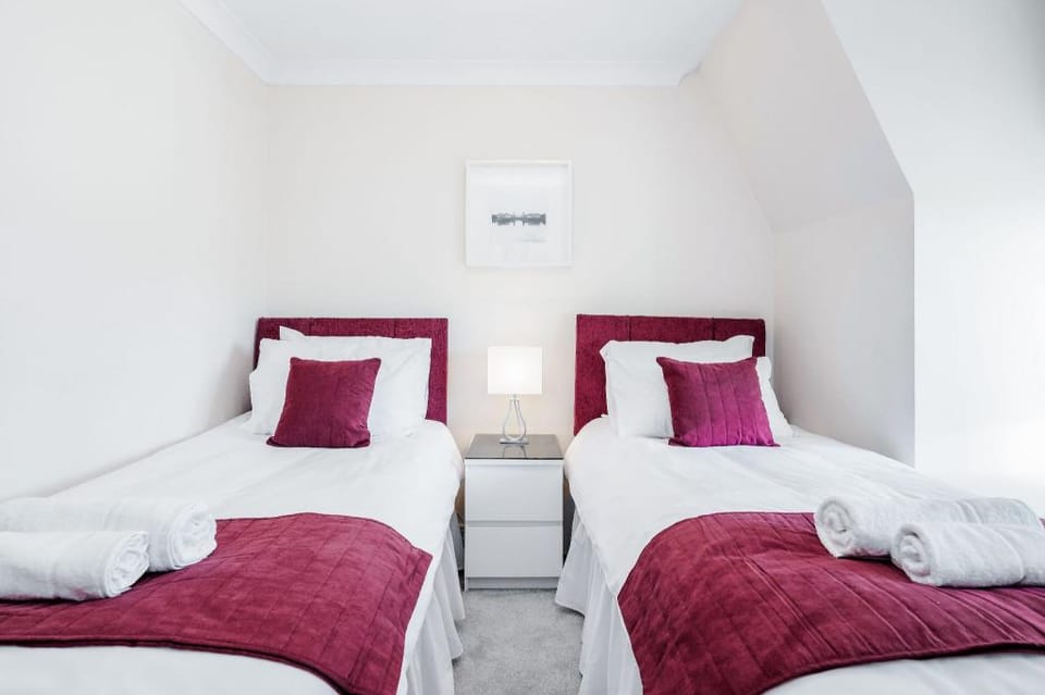 Roomspace Serviced Apartments - Royal Swan Quarter Apartment in England
