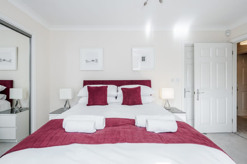 Roomspace Serviced Apartments - Royal Swan Quarter Apartment in England