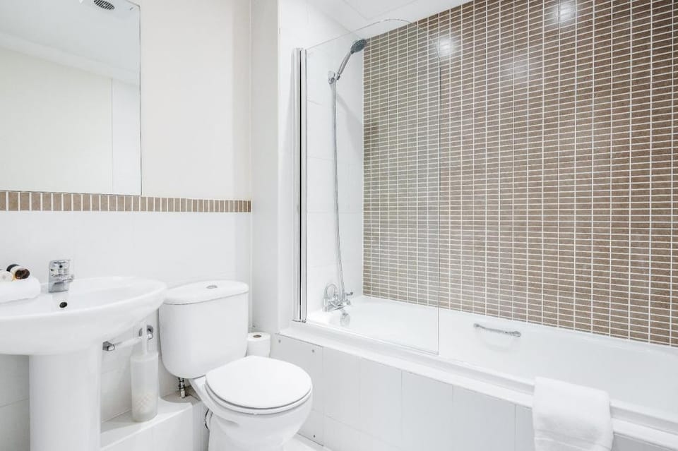 Roomspace Serviced Apartments - Royal Swan Quarter Apartment in England