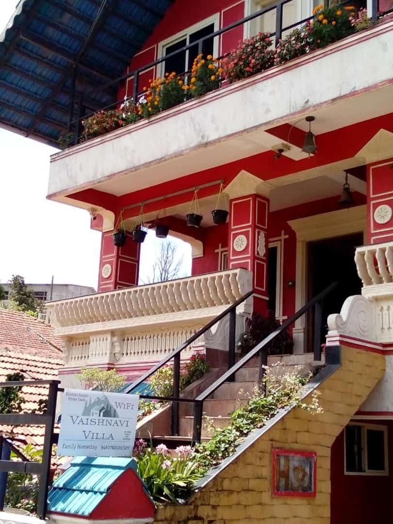 VAISHNAVI VILLA-Family Homestay-2km from bus stand-WiFi Chalet in Madikeri