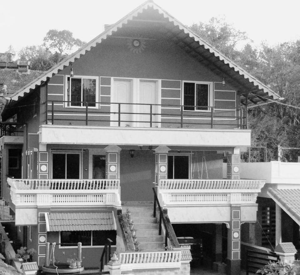 VAISHNAVI VILLA-Family Homestay-2km from bus stand-WiFi Chalet in Madikeri