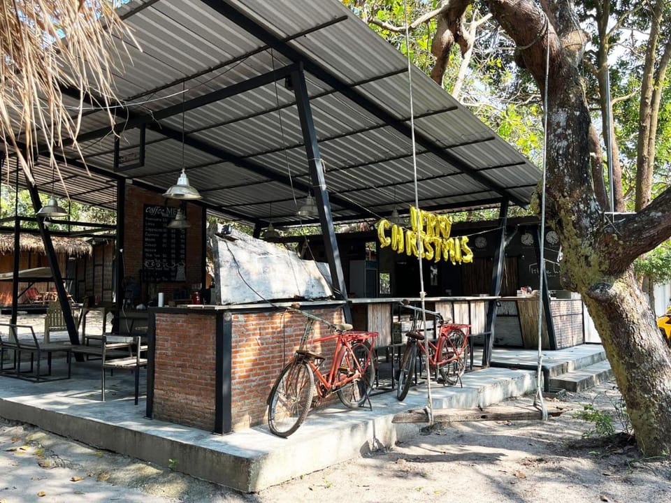 Little Hut Resort in Ko Phayam