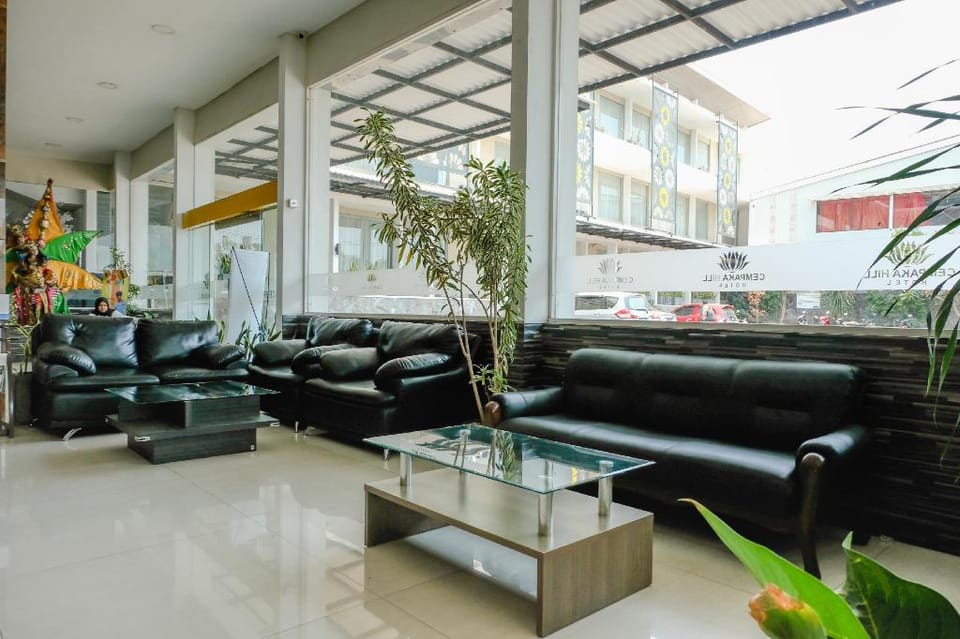 Townhouse OAK Series Style Hotel Cempaka Hill Hotel in East Java