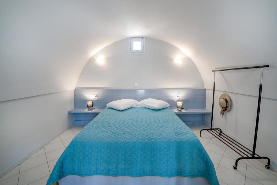 Monolithia Apartment in Santorini