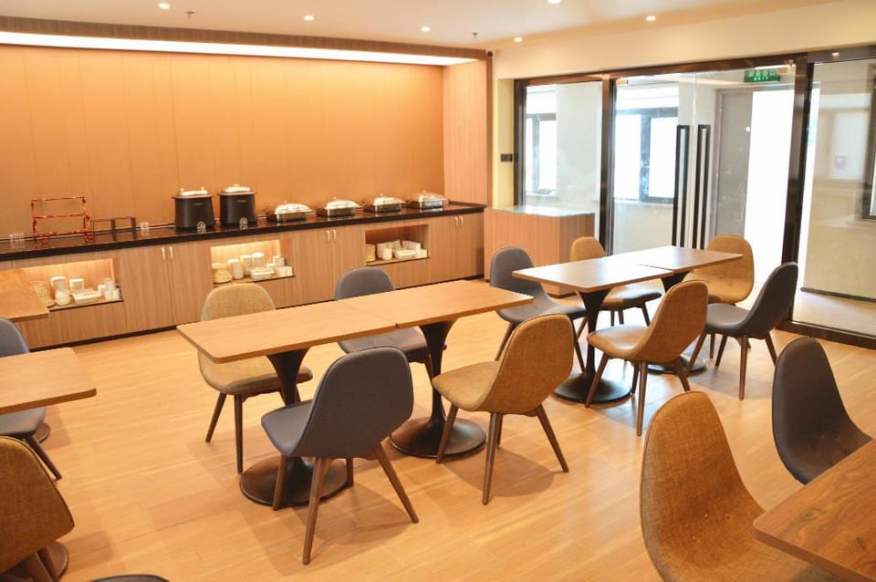 Hanting Hotel Qingdao Yan'an 3rd Road Zhiquan Road Metro Station Hotel in Qingdao