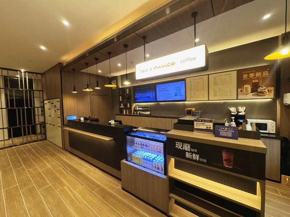 Hanting Hotel Qingdao Yan'an 3rd Road Zhiquan Road Metro Station Hotel in Qingdao