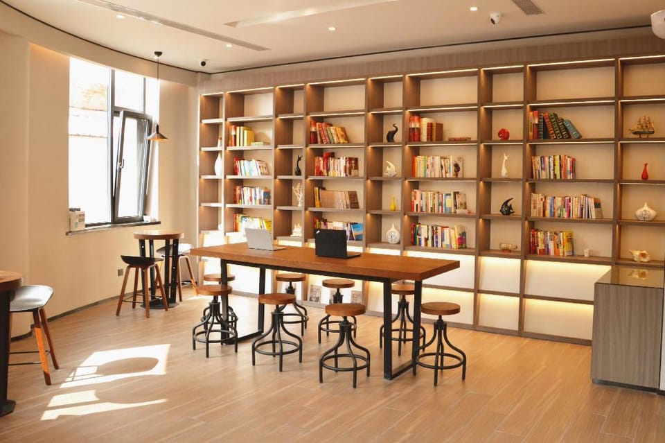 Hanting Hotel Qingdao Yan'an 3rd Road Zhiquan Road Metro Station Hotel in Qingdao