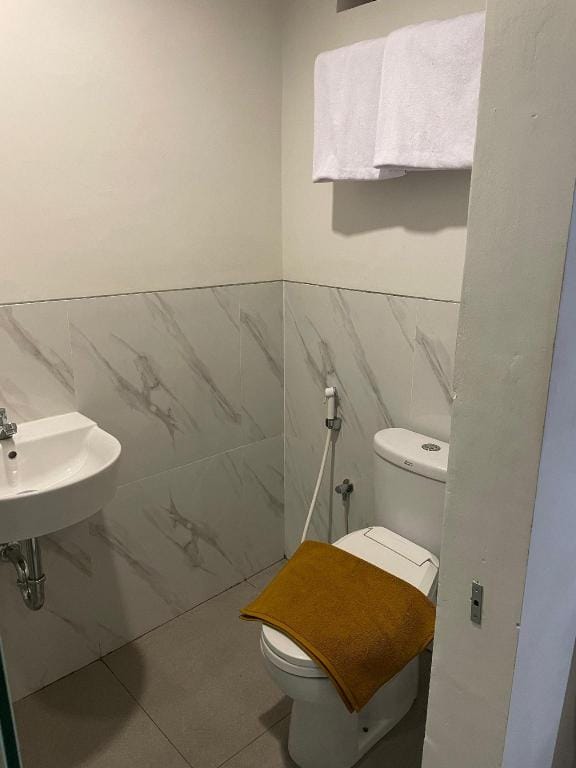LeGreen Suite Gatot Subroto Hotel in South Jakarta City
