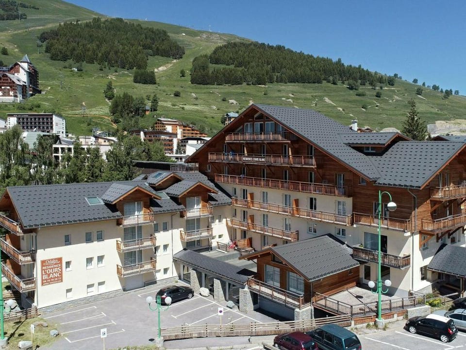 Alpine Stay Near Slopes Apartment in Les Deux Alpes