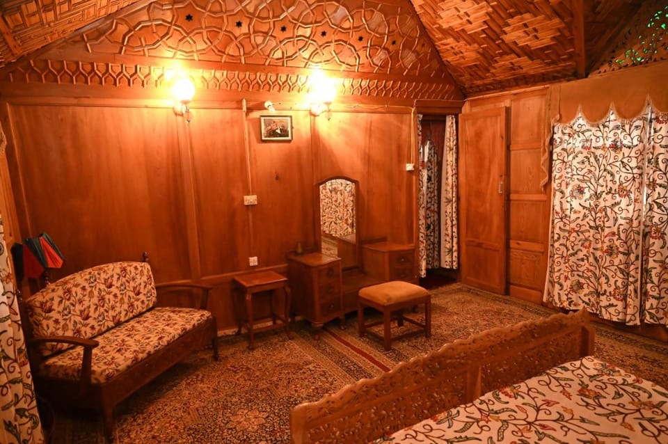 Kings Houseboats Inn in India