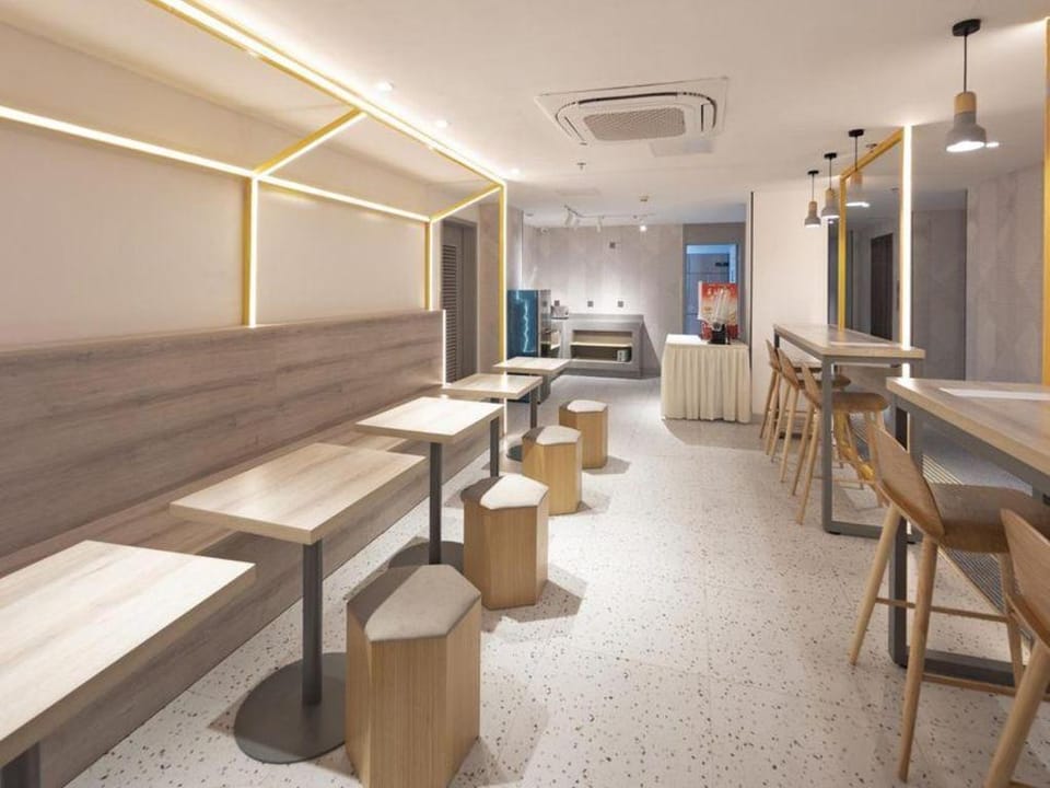 7 Days Inn Shenzhen Xuefu Road Daxindi Metro Station Hotel in Hong Kong