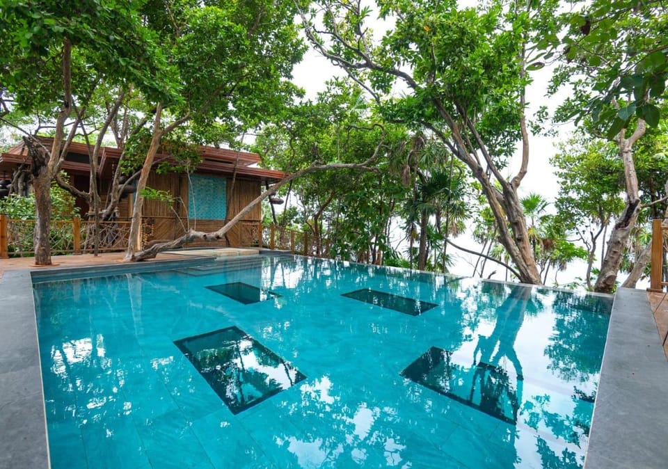 Kimpton Grand Roatan Resort And Spa By IHG Resort in West Bay