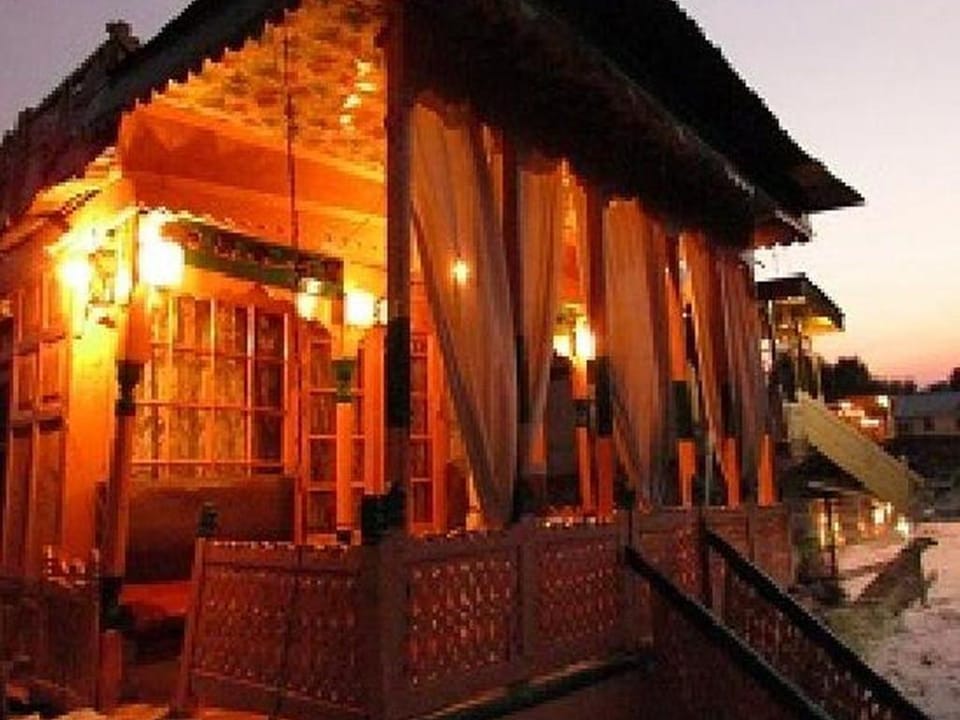 House Boat Royal Lodge Docked boat in India