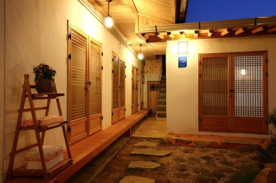 Jeonju Hanok Maeul Alkongdalkong Darakbang Bed and Breakfast in South Korea