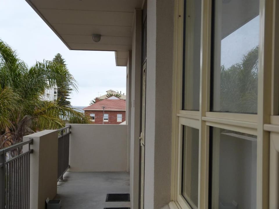 Glenelg Holiday Apartments - Corfu 200 meters to the beach Free Parking Apartment in Moseley Street