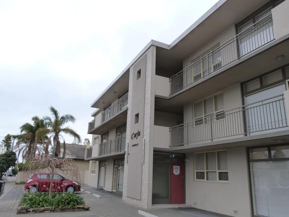Glenelg Holiday Apartments - Corfu 200 meters to the beach Free Parking Apartment in Moseley Street