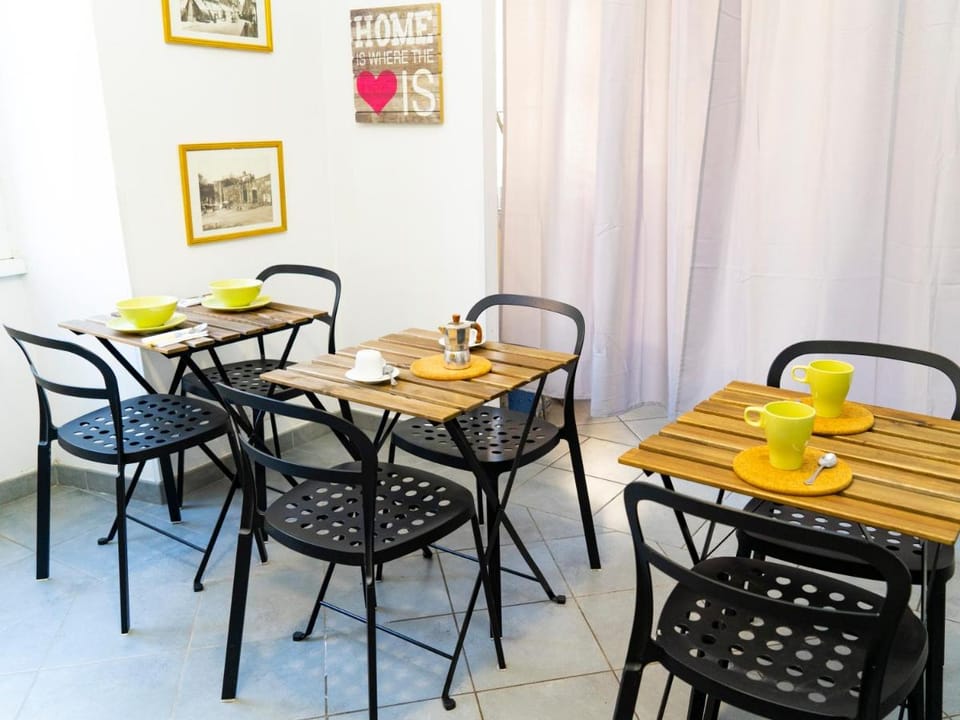 Salotto Piramide Bed and Breakfast in Rome