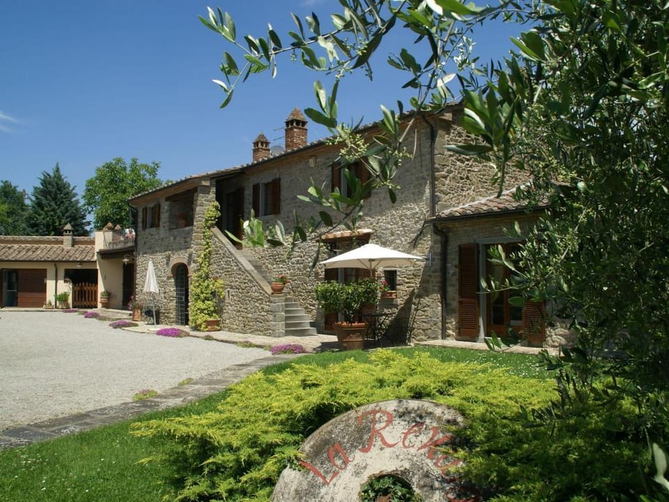 Luxurious, cozy apartment with pool near Cortona in Tuscany versatile Vacation rental in Umbria