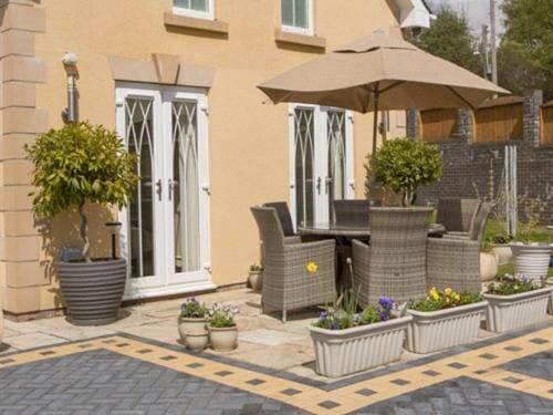 Queen Bee & B Bed and Breakfast in Merthyr Tydfil