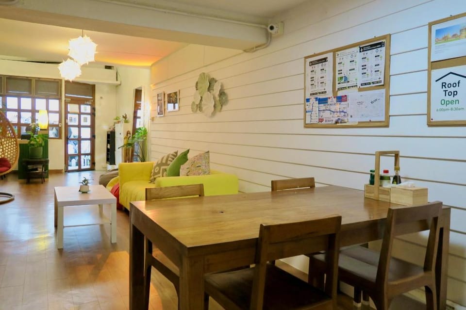 Les Fleurs Bangkok Hostel Bed and Breakfast in Bangkok