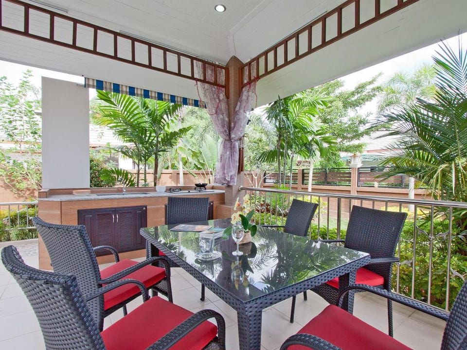 Vintc 140 5 Bedroom Pool Villa Villa in Pattaya City