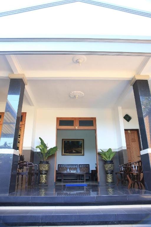 Puri Kusuma Guest House Hotel in Kediri