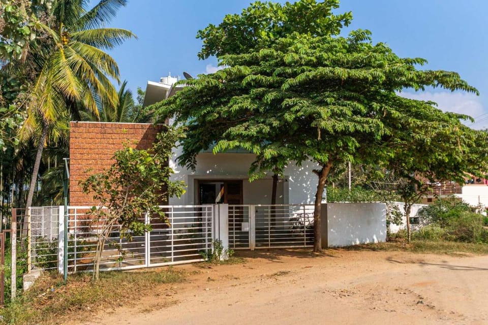 Spacious 3BR Daveys Townhouse with Private Lawn Pet Friendly and Complimentary Breakfast Villa in Kerala